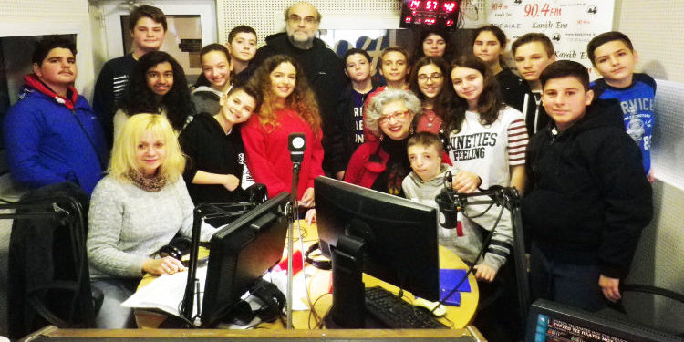 Οι Μαθητές του Ζαννείου Πειρ. Γ/σιου στο ραδιόφωνικό στούντιο.